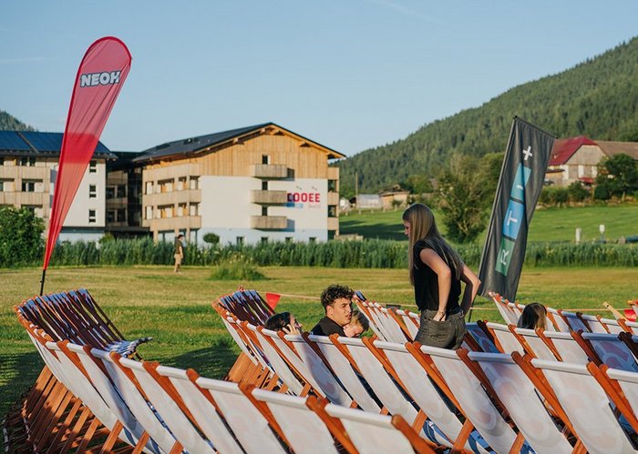 Vier Jugendliche sitzen auf Liegestühlen beim Silent Cinema. 