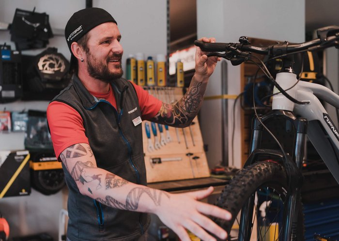 Prüfung und Entlüftung der Bremsen am Mountainbike vor dem Einlagern, Rad-Werkstatt Intersport Kaiserburgbahn Bad Kleinkirchheim