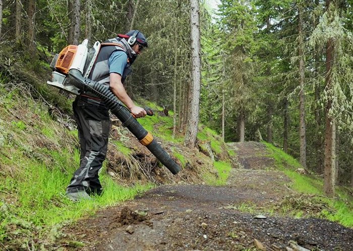 Revisionsarbeit am Bike Flow Country Trail mit dem Laubbläser, Bad Kleinkirchheim