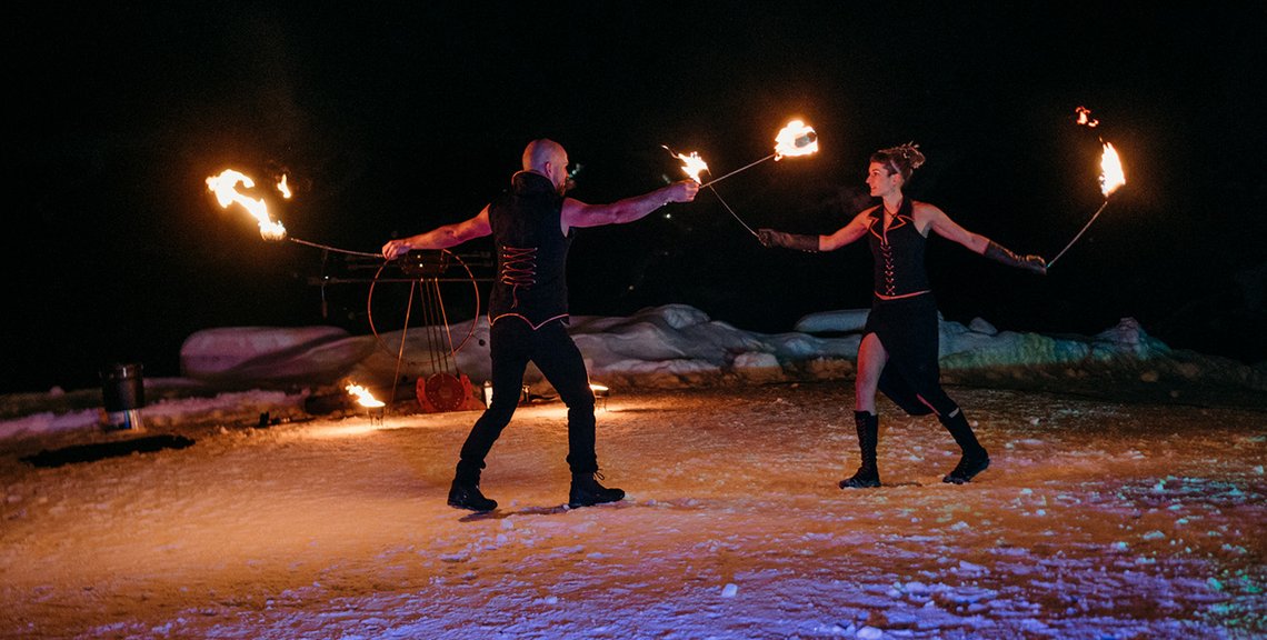 Künstlerpaar bei der Feuershow, Nachts am Berg, Vollmond-Veranstaltung in Kärnten