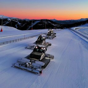 Drei Prinoth Leitwolf Pistengeräte bei Sonnenuntergang im Skigebiet Bad Kleinkirchheim