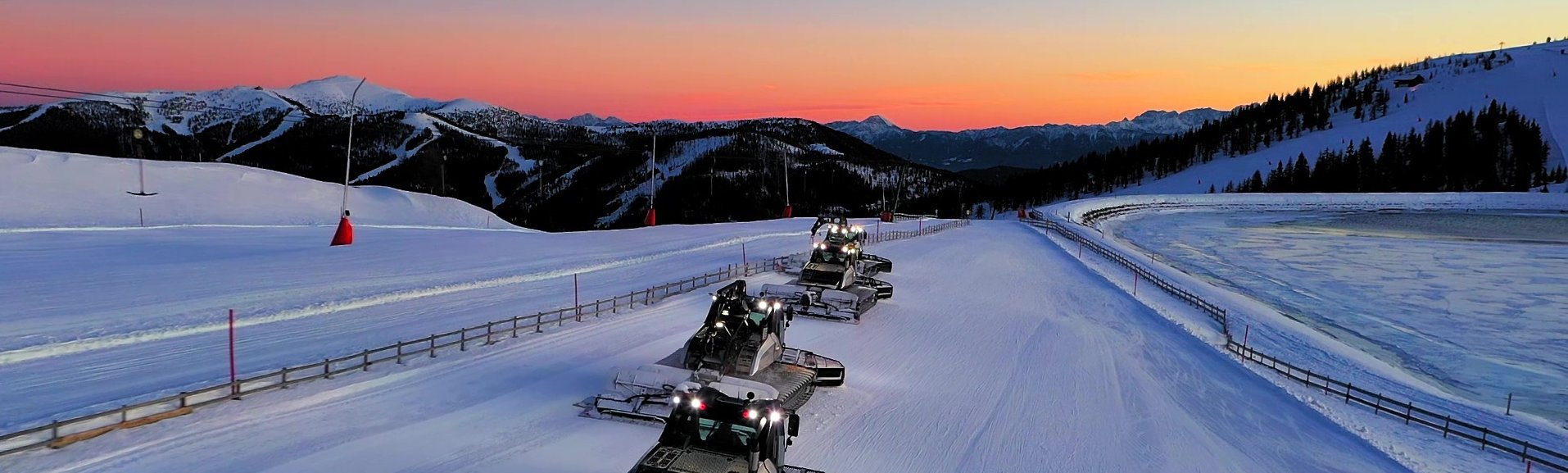 Drei Prinoth Leitwolf Pistengeräte bei Sonnenuntergang im Skigebiet Bad Kleinkirchheim