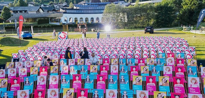 Bunte Liegestühle stehen fürs Silent Cinema bereit.