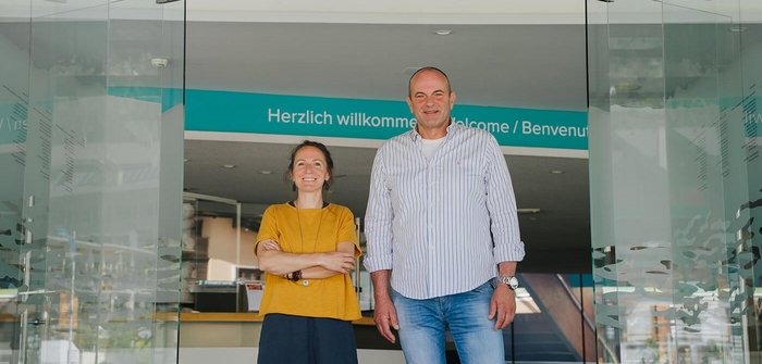 Künstlerin Katharina Steiner und Geschäftsführer Hansjörg Pflauder