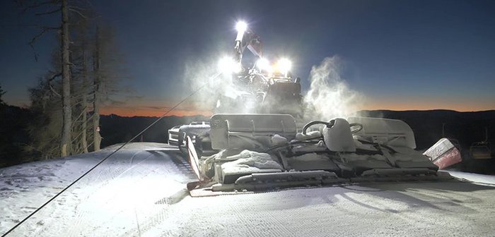 Prinoth Leitwolf Pistengerät mit Seilwinde, im Kärntner Skigebiet Bad Kleinkirchheim