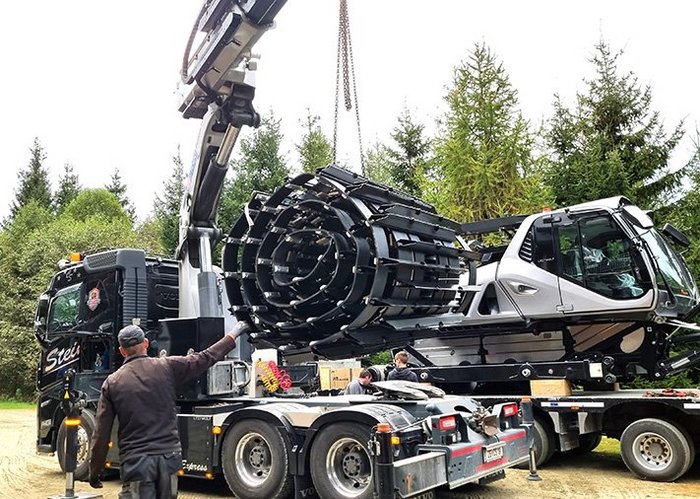 Abladen der Laufwerke mithilfe eines LKW-Krans, Pistengerät Prinoth Leitwolf, an der Kaiserburgbahn Mittelstation