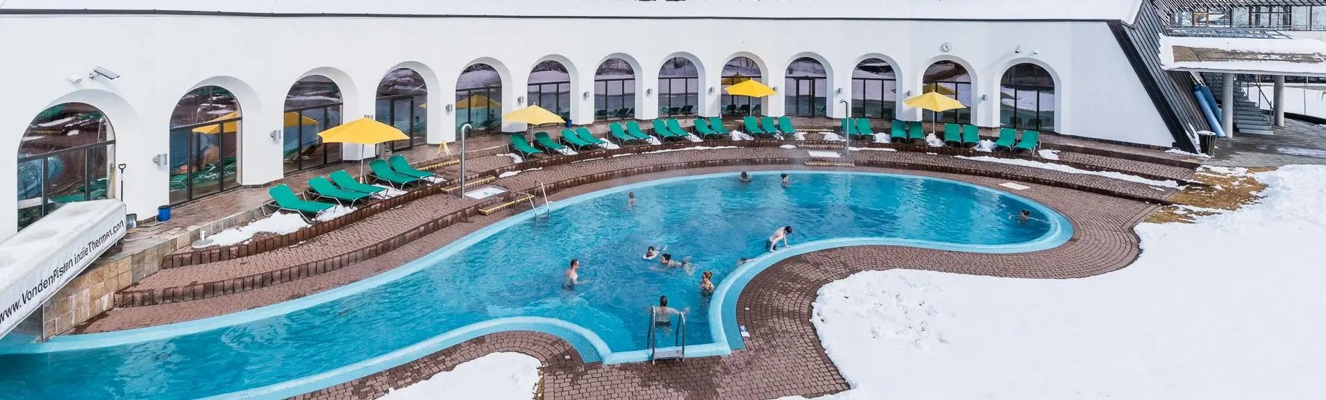 Außenbecken Winter im Thermal Römerbad, Winter-Ausflug, Wellness-Urlaub, mit Blick auf Skipisten