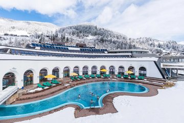  Außenbecken Winter im Thermal Römerbad, Winter-Ausflug, Wellness-Urlaub, mit Blick auf Skipisten