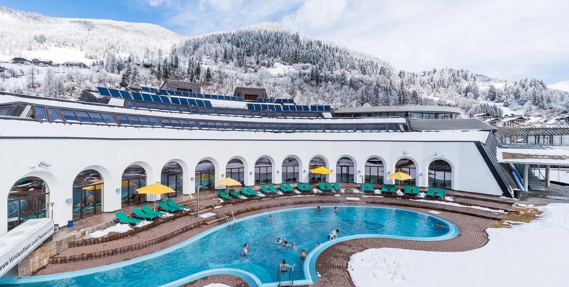 Außenbecken Winter im Thermal Römerbad, Winter-Ausflug, Wellness-Urlaub, mit Blick auf Skipisten