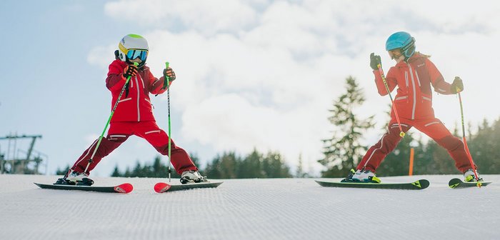 Zwei Skifahrer auf der Piste.