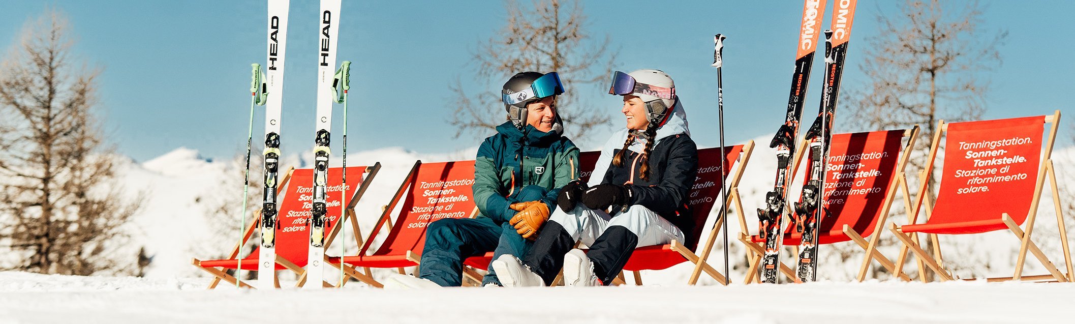 Junges Paar bei den Sonnentankstellen im Skigebiet Bad Kleinkirchheim, Top Winter-Aussicht in den österreichischen Alpen, Pause mit Panorama