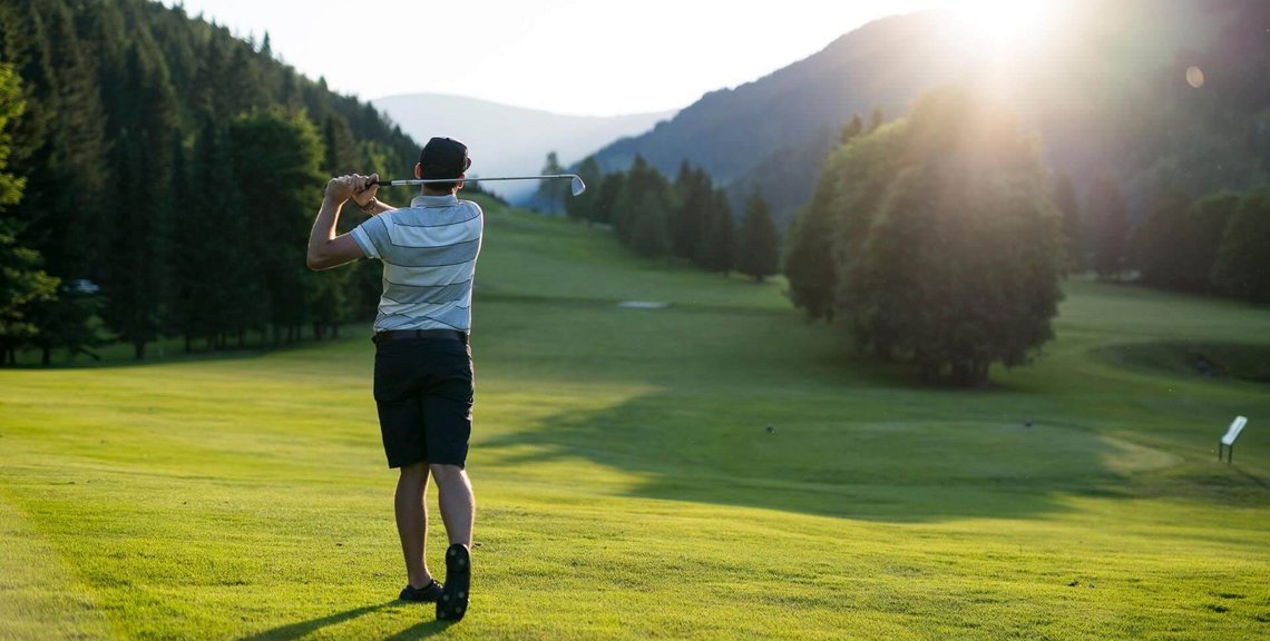 Golfer beim Abschlag, Sonnenuntergang in Bad Kleinkirchheim
