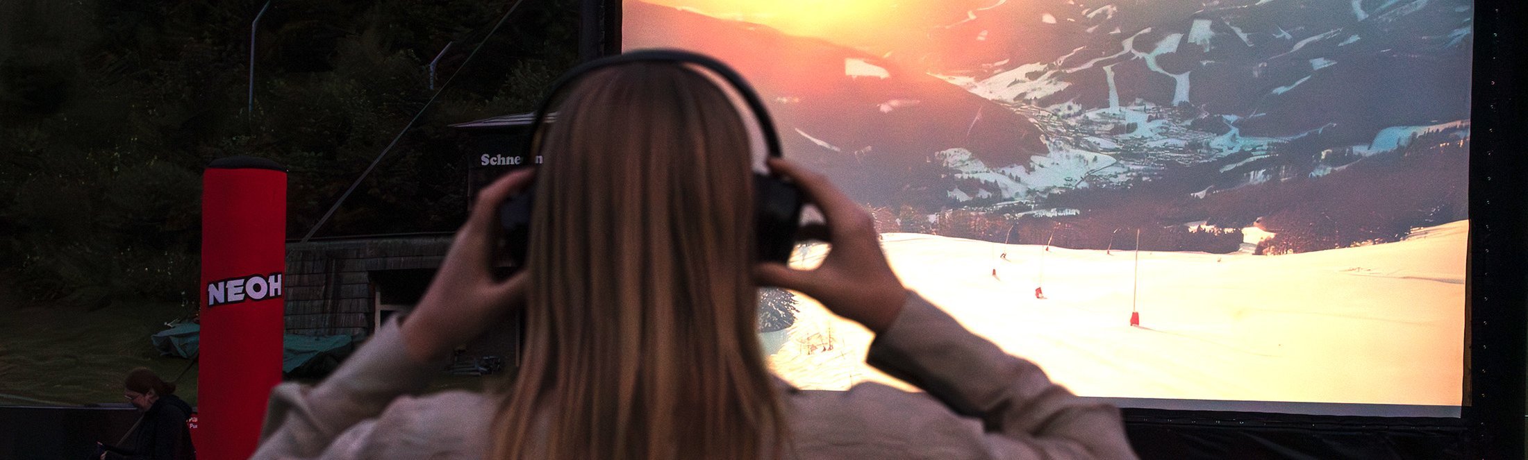 Eine Frau setzt sich ihre Kopfhörer fürs Silent Cinema auf.