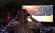 Eine Frau setzt sich ihre Kopfhörer fürs Silent Cinema auf.
