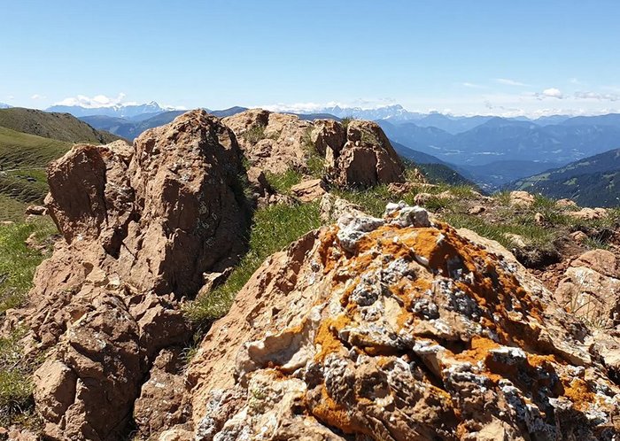 rotes Steinmassiv der Roten Burg inmitten der Nockberge