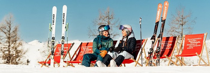 Sonnentankstelle mit Liegestühlen, Sonnen lassen auf der Piste, Pause mit Panorama in den Kärntner Alpen, Skigebiet Bad Kleinkirchheim in Kärnten