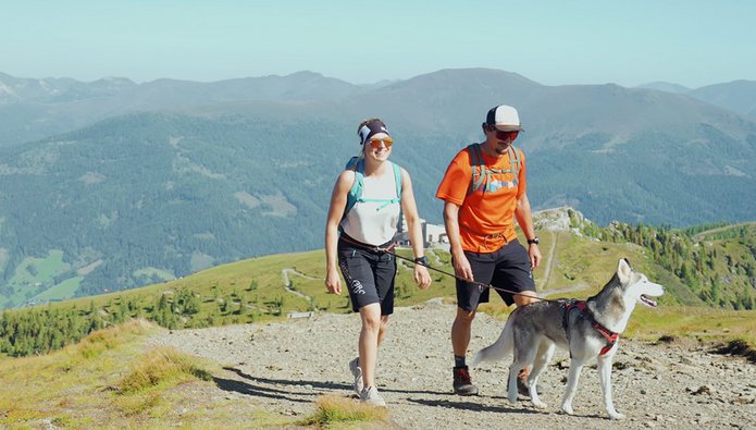 Paar mit Hund auf dem Wanderweg zum Wöllaner Nock, auf 2145 Meter Seehöhe, in Bad Kleinkirchheim