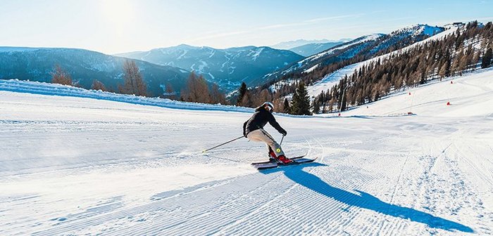 Skifahrerin auf der Brunnachabfahrt, Sonnenskilauf, Top Pistenbedingungen Österreichs, Traum Winterurlaub in Kärnten