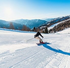 Skifahrerin auf der Brunnachabfahrt, Sonnenskilauf, Top Pistenbedingungen Österreichs, Traum Winterurlaub in Kärnten