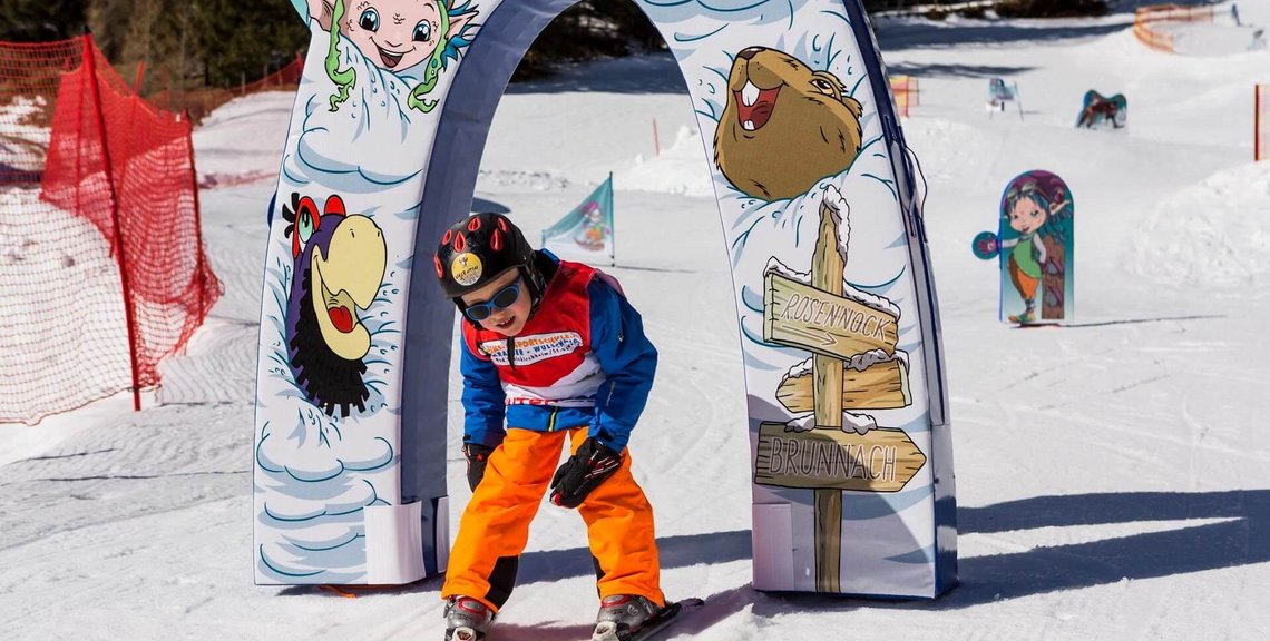 Nachtskilauf für die Kleinen, beleuchtete Piste im Skigebiet Bad Kleinkirchheim, Bergbahnen