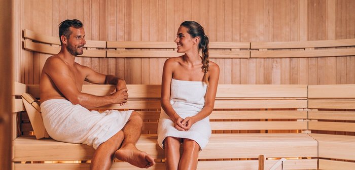 Ein Mann und eine Frau entspannen in der Sauna.