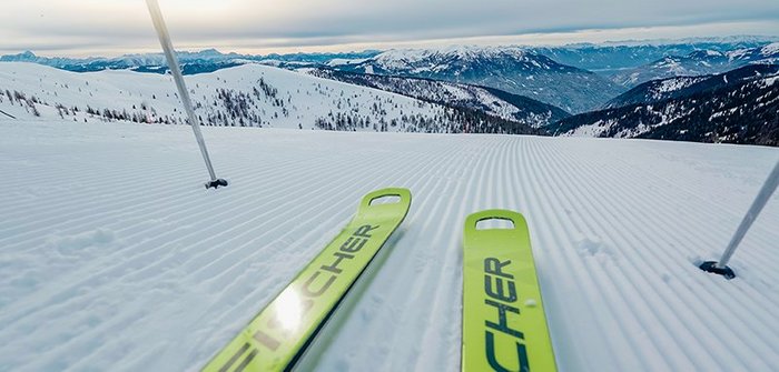 Fischer-Skier mit Panoramaaussicht auf der Kaiserburgabfahrt, Bad Kleinkirchheim