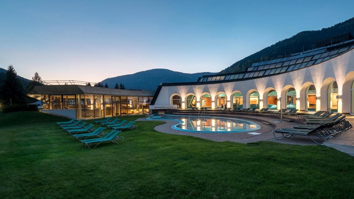 Beckenlandschaft im Thermal Römerbad, Sommer-Atmosphäre, Abendkarte in Kärntner Therme