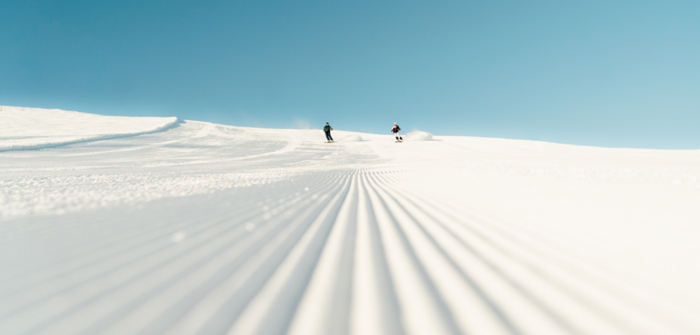 Erste Spur Fahrt - zwei Skifahrer im Skigebiet Bad Kleinkirchheim
