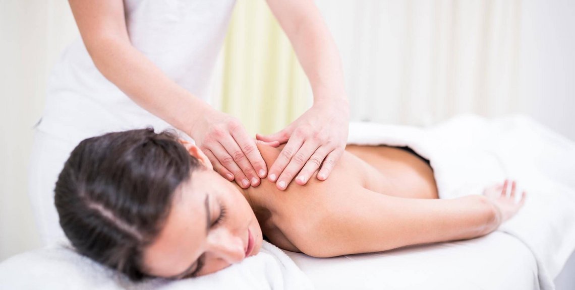 Massage und Beautycenter im Thermal Römerbad in Bad Kleinkirchheim, Wohlfühlmomente, Rückenmassage
