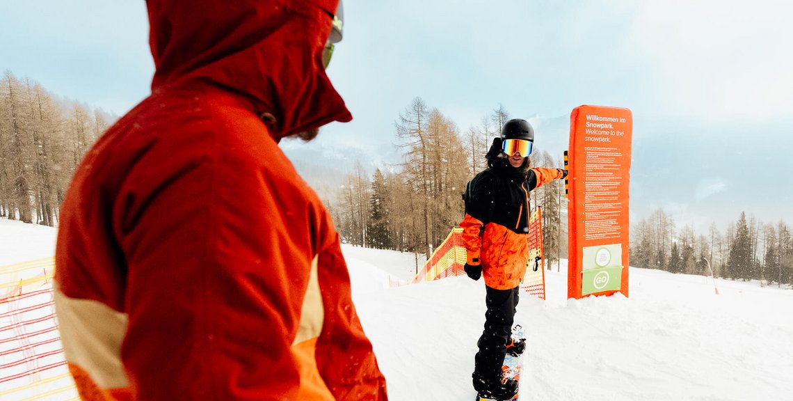 Snowboard-Freunde im Snowpark Bad Kleinkirchheim, erste Tricks lernen