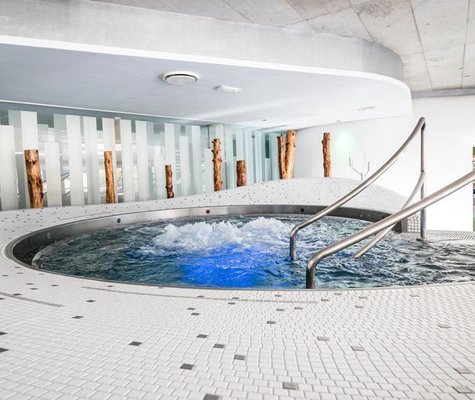 Wellnesslandschaften auf über 12.000 m2,  Thermal Römerbad in Kärnten, Bad Kleinkirchheimer Bergbahnen, Whirlpool mit Thermalwasser, Wohlfühl-Atmosphäre in den Nockbergen