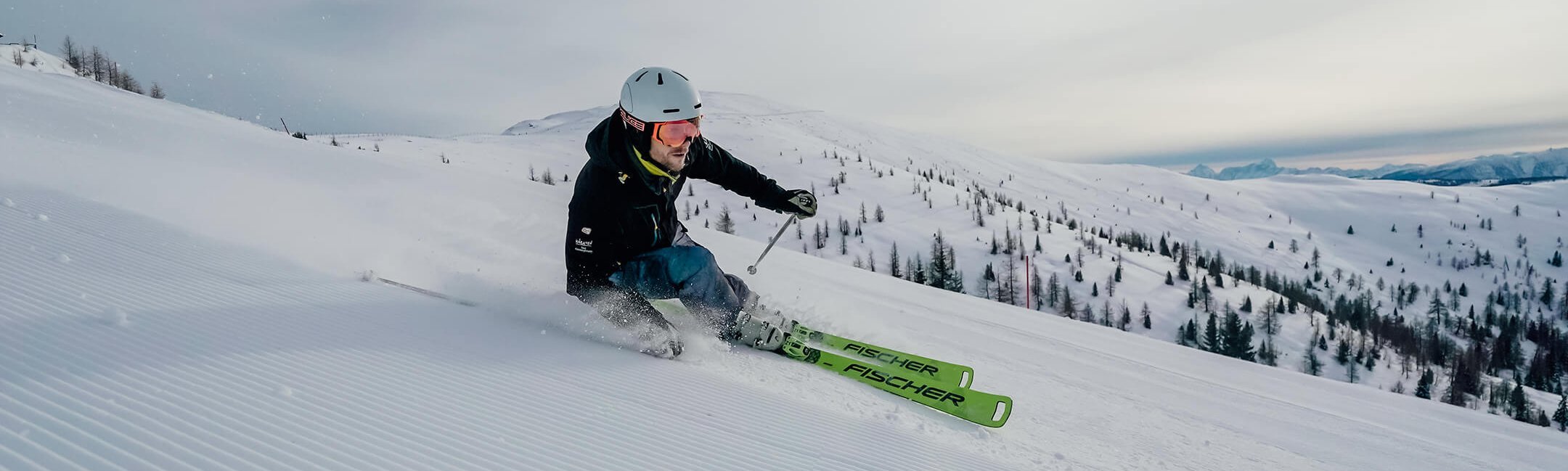 Carvingschwung Skifahrer auf der Kaiserburgabfahrt