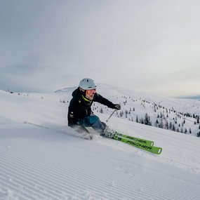 Carvingschwung Skifahrer auf der Kaiserburgabfahrt