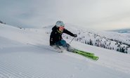 Carvingschwung Skifahrer auf der Kaiserburgabfahrt
