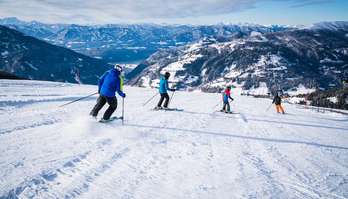 Familie am Skifahren - Bad Kleinkirchheimer Bergbahnen