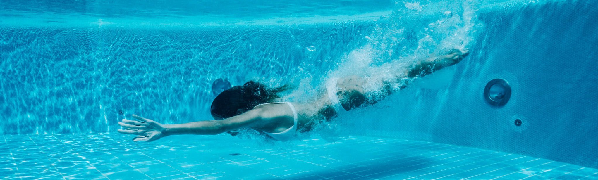 Frau im Bikini taucht im Thermalwasser des Thermal Römerbads