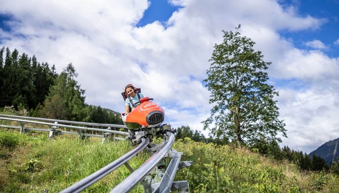 Achterbahn Feeling auf Kärntens modernster Rollbobbahn der Bad Kleinkirchheimer Bergbahnen, Kaiserburgbahn, Panoramablick Nockberge