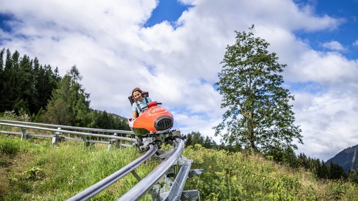 Achterbahn Feeling auf Kärntens modernster Rollbobbahn der Bad Kleinkirchheimer Bergbahnen, Kaiserburgbahn, Panoramablick Nockberge