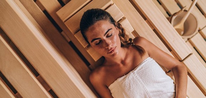 Frau in Finnischer Sauna, im Bad Kleinkirchheimer Thermal Römerbad, Wellnesslandschaft in Kärnten, Wellnessurlaub Österreich