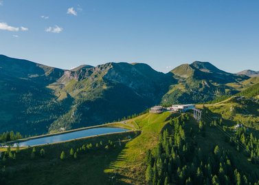 Panorama rund um die Bergstation Biosphärenparkbahn Brunnach, Drohnenaufnahme Speichersee
