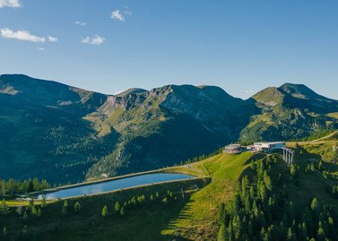 Panorama rund um die Bergstation Biosphärenparkbahn Brunnach, Drohnenaufnahme Speichersee