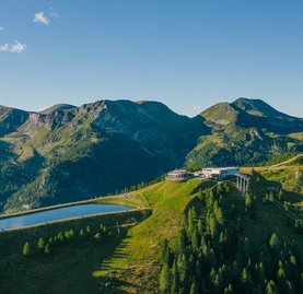 Panorama rund um die Bergstation Biosphärenparkbahn Brunnach, Drohnenaufnahme Speichersee