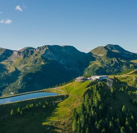 Panorama rund um die Bergstation Biosphärenparkbahn Brunnach, Drohnenaufnahme Speichersee