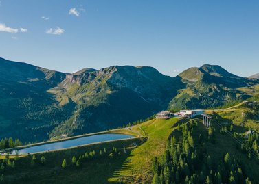 Panorama rund um die Bergstation Biosphärenparkbahn Brunnach, Drohnenaufnahme Speichersee