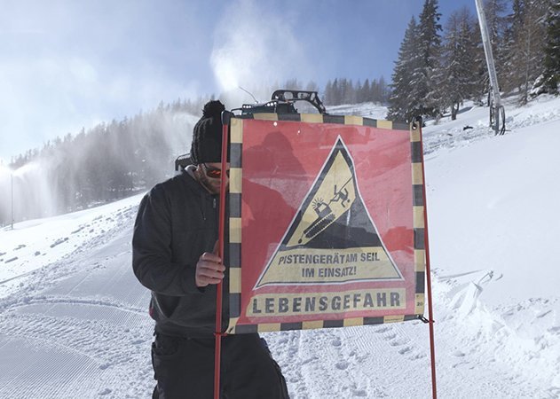 Warnhinweis Prinoth Leitwolf Pistengerät am Seil, Skigebiet Bad Kleinkirchheim