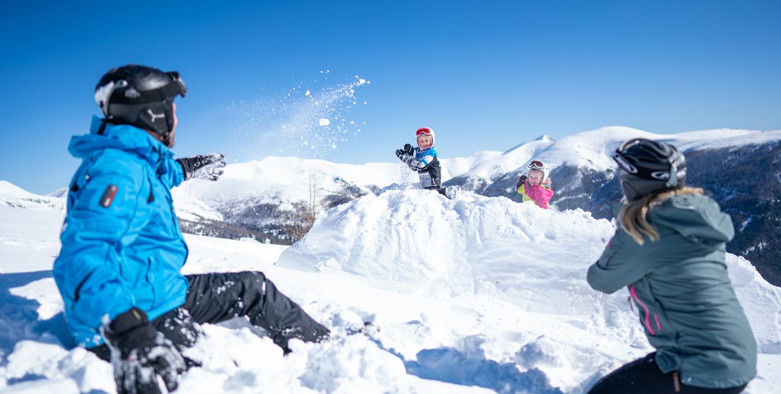 Schneeballschlacht im Skigebiet in Kärnten