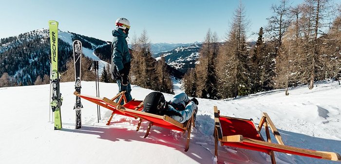 Abschalten in den Bergen, Paar beim Ruhe genießen im Winter, Pausenspot in St. Oswald