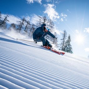 Skifahrer im Skigebiet Bad Kleinkirchheim, perfekt präparierte Piste