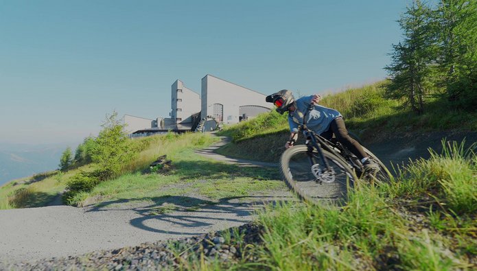 Start-Sektion des Bad Kleinkirchheimer Flow Country Trail, Biker mit Schutzausrüstung