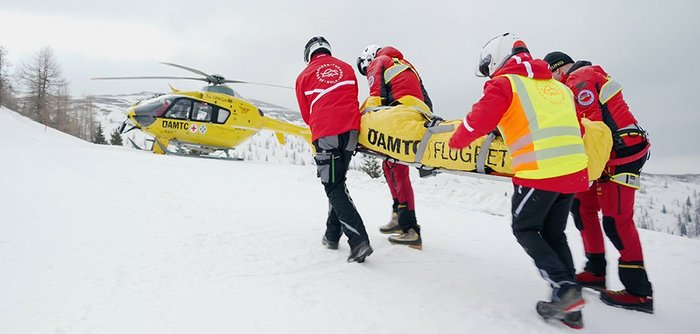 Abtransport mit Rettungshubschrauber Alpin 1 der ÖAMTC Flugrettung 